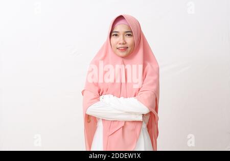 Ein Porträt einer glücklichen asiatischen muslimischen Frau, die einen Schleier oder Hijab trägt und lächelt und die Kamera anschaut. Isoliert auf weißem Hintergrund mit Kopierbereich Stockfoto