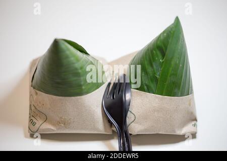 Geringe Schärfentiefe auf nasi lemak Bungkus (Verpackter Duftreis) nationales Frühstücksgericht von malaysia indonesien singapur Stockfoto