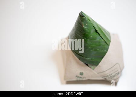 Geringe Schärfentiefe auf nasi lemak Bungkus (Verpackter Duftreis) nationales Frühstücksgericht von malaysia indonesien singapur Stockfoto