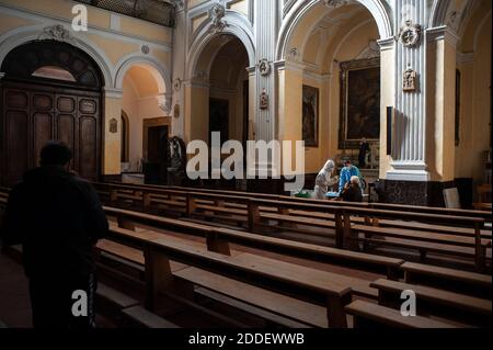 Neapel, Italien. November 2020. Innenansicht der Basilika während der Tests. Zu einem ermäßigten Preis, eine Initiative der Stiftung San Gennaro, der Verein „Sanità diritti Salute“ (SaDiSa) mit der Zusammenarbeit von Mele Pharmacy und der dritten Gemeinde von Neapel, Die Bewohner des Bezirks Sanità können an der Basilika San Severo die Abstrichproben der „Solidarität“ für die Covid 19 nehmen. Kredit: SOPA Images Limited/Alamy Live Nachrichten Stockfoto