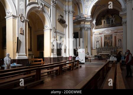 Neapel, Italien. November 2020. Innenansicht der Basilika während der Tests. Zu einem ermäßigten Preis, eine Initiative der Stiftung San Gennaro, der Verein „Sanità diritti Salute“ (SaDiSa) mit der Zusammenarbeit von Mele Pharmacy und der dritten Gemeinde von Neapel, Die Bewohner des Bezirks Sanità können an der Basilika San Severo die Abstrichproben der „Solidarität“ für die Covid 19 nehmen. Kredit: SOPA Images Limited/Alamy Live Nachrichten Stockfoto