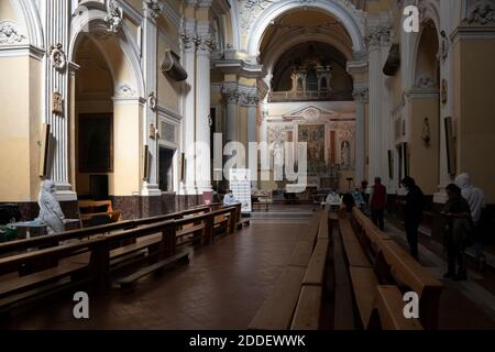 Neapel, Italien. November 2020. Innenansicht der Basilika während der Tests. Zu einem ermäßigten Preis, eine Initiative der Stiftung San Gennaro, der Verein „Sanità diritti Salute“ (SaDiSa) mit der Zusammenarbeit von Mele Pharmacy und der dritten Gemeinde von Neapel, Die Bewohner des Bezirks Sanità können an der Basilika San Severo die Abstrichproben der „Solidarität“ für die Covid 19 nehmen. Kredit: SOPA Images Limited/Alamy Live Nachrichten Stockfoto