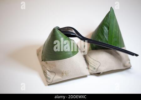 Geringe Schärfentiefe auf nasi lemak Bungkus (Verpackter Duftreis) nationales Frühstücksgericht von malaysia indonesien singapur Stockfoto
