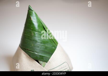 Geringe Schärfentiefe auf nasi lemak Bungkus (Verpackter Duftreis) nationales Frühstücksgericht von malaysia indonesien singapur Stockfoto