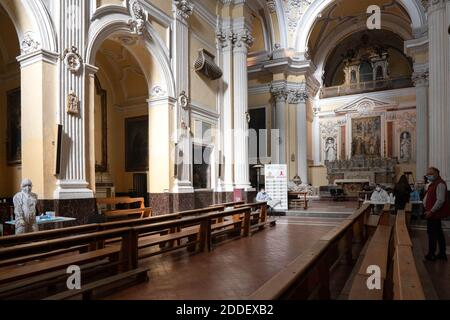 Neapel, Kampanien, Italien. November 2020. Innenansicht der Basilika während der Tests.zu einem ermäßigten Preis, eine Initiative der Stiftung San Gennaro, der Vereinigung "anitÃ diritti Salute" (SaDiSa) mit der Zusammenarbeit von Mele Pharmacy und der dritten Gemeinde von Neapel, Die Bewohner des Bezirks SanitÃ können in der Basilika San Severo auf die Abstrichproben der 'Solidarität' für die Covid 19 zugreifen. Kredit: Valeria Ferraro/SOPA Images/ZUMA Wire/Alamy Live Nachrichten Stockfoto