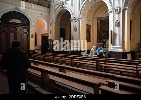 Neapel, Kampanien, Italien. November 2020. Innenansicht der Basilika während der Tests.zu einem ermäßigten Preis, eine Initiative der Stiftung San Gennaro, der Vereinigung "anitÃ diritti Salute" (SaDiSa) mit der Zusammenarbeit von Mele Pharmacy und der dritten Gemeinde von Neapel, Die Bewohner des Bezirks SanitÃ können in der Basilika San Severo auf die Abstrichproben der 'Solidarität' für die Covid 19 zugreifen. Kredit: Valeria Ferraro/SOPA Images/ZUMA Wire/Alamy Live Nachrichten Stockfoto