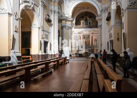 Neapel, Kampanien, Italien. November 2020. Innenansicht der Basilika während der Tests.zu einem ermäßigten Preis, eine Initiative der Stiftung San Gennaro, der Vereinigung "anitÃ diritti Salute" (SaDiSa) mit der Zusammenarbeit von Mele Pharmacy und der dritten Gemeinde von Neapel, Die Bewohner des Bezirks SanitÃ können in der Basilika San Severo auf die Abstrichproben der 'Solidarität' für die Covid 19 zugreifen. Kredit: Valeria Ferraro/SOPA Images/ZUMA Wire/Alamy Live Nachrichten Stockfoto