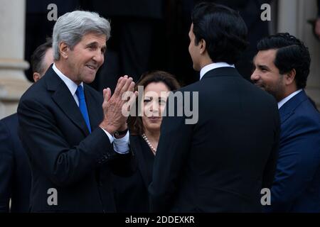 Der ehemalige US-Außenminister John Kerry, links, begrüßt den ukrainischen Boxer Wladimir Klitschko vor einer Trauerfeier für den verstorbenen Senator John McCain, Republikaner von Arizona, am 1. September 2018 in der National Cathedral in Washington, DC. Im Zentrum steht Senator Kamala Harris (Demokrat von Kalifornien) der Vereinigten Staaten. Quelle: Alex Edelman / CNP /MediaPunch Stockfoto
