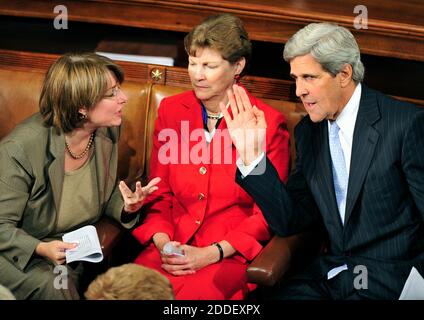 USA Amy Klobuchar (Demokrat von Minnesota), links, Und US-Senator John Kerry (Demokrat von Massachusetts), rechts teilen eine animierte Unterhaltung, während sie die Ankunft von US-Präsident Barack Obama erwarten, um eine Rede über Arbeitsplätze und die Wirtschaft zu einer gemeinsamen Sitzung des Kongresses im Capitol in Washington, D.C., am Donnerstag, den 8. September 2011 zu liefern. US-Senatorin Jeanne Shaheen (Demokrat von New Hampshire) schaut von der Mitte her. Quelle: Ron Sachs / CNP.(EINSCHRÄNKUNG: KEINE New York oder New Jersey Zeitungen oder Zeitungen in einem Umkreis von 75 Meilen von New York City) /MediaPunch Stockfoto