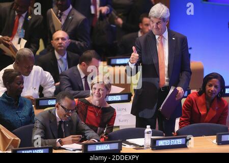 Der US-Außenminister John Kerry würdigt die Teilnehmer des Leaders' Summit on Peacekeeping mit der nationalen Sicherheitsberaterin Susan Rice (R), der US-Botschafterin bei der UN Samantha Power und dem ruandischen Präsidenten Paul Kagame während der 70. Jährlichen UN-Generalversammlung im UN-Hauptquartier am 28. September, 2015 in New York City. Das Weiße Haus hat dazu beigetragen, neue Verpflichtungen zur Unterstützung der Friedenssicherung durch die UN-Mitgliedsländer zu übernehmen und sicherzustellen. Kredit: Chip Somodevilla / Pool über CNP /MediaPunch Stockfoto