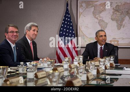 US-Präsident Barack Obama trifft sich mit seinem Nationalen Sicherheitsrat im Außenministerium am 25. Februar 2016 in Washington, DC. Links der Verteidigungsminister Ash Carter und der Außenminister John Kerry. Nach Angaben des Weißen Hauses wird sich das Treffen auf die Situation mit ISIS und Syrien konzentrieren, zusammen mit anderen regionalen Fragen.Quelle: Drew Angerer / Pool via CNP /MediaPunch Stockfoto