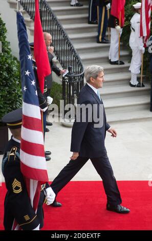 US-Außenminister John Kerry kommt am Freitag, den 25. September 2015, zu einem offiziellen Staatsbesuch Chinas auf dem South Lawn des Weißen Hauses in Washington, DC.Quelle: Chris Kleponis / Pool via CNP /MediaPunch Stockfoto