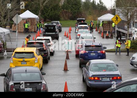 Seattle, Washington, USA. November 2020. Hunderte von Autos stehen Schlange, um im North Seattle College Notfutterboxen zu erhalten. Food Lifeline förderte die laufende Verteilung der Bevölkerung, da sich die Zahl der lebensmittelunsicheren Menschen im Staat Washington im Gefolge der Covid-19-Pandemie verdoppelte. Quelle: Paul Christian Gordon/Alamy Live News Stockfoto