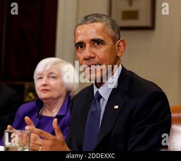 US-Präsident Barack Obama spricht nach einem Treffen mit den Finanzaufsichtsbehörden mit der Presse, um einen aktuellen Stand über ihre Fortschritte bei der Umsetzung der Wall Street Reform zu erhalten, während Janet Yellen (L) Vorsitzende, Federal Reserve Board of Governors, im Roosevelt Room des Weißen Hauses, in Washington, DC, 7. März, zuhört, 2016. Quelle: Aude Guerrucci / Pool via CNP /MediaPunch Stockfoto