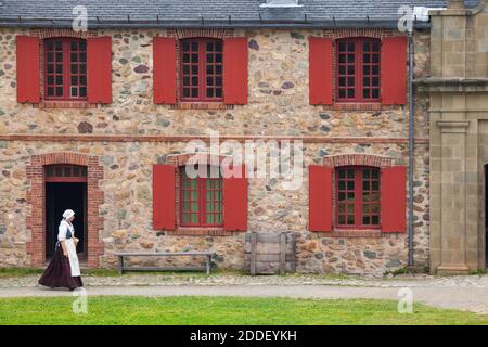 Reenactor zu Fuß vorbei an der Könige Bastion Kaserne Gebäude. Festung von Louisbourg National Historic Site, Nova Scotia, Kanada Stockfoto