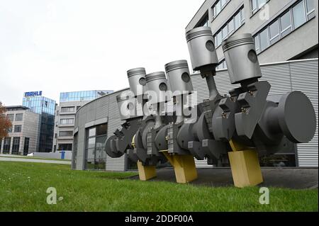 Stuttgart, Deutschland. November 2020. Vor dem Hauptsitz des Automobilzulieferers Mahle steht eine Skulptur mit Motorkurbelwelle und Kolben. (To dpa 'A 100th birthday - and higgly everyone feels like Celebrating') Quelle: Marijan Murat/dpa/Alamy Live News Stockfoto