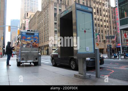 New York, USA. November 2020. Eine Telefonzelle, umgestaltet von dem Künstler Jimmie Durham, steht an der Seite einer Manhattan-Straße. Die Telefonzellen sollen Anfang Januar 2021 demontiert und stattdessen Internet-Säulen für kostenloses WLAN eingerichtet werden. (To dpa 'vor dem Abbau: Künstler entwerfen New Yorker Telefonzellen') Quelle: Christina Horsten/dpa/Alamy Live News Stockfoto