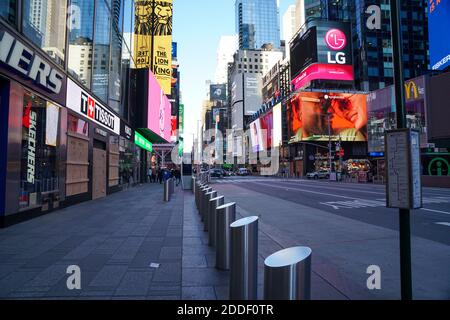 NEW YORK, NY - 2. NOVEMBER: Blick auf die Straße nach Norden am Times Square. In Erwartung von Plünderungen als Reaktion auf die Wählerschaft des Präsidenten wurden die Geschäfte aufgestiegen