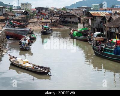 Holzboote auf einem Kanal, der mit dem Tanintharyi-Fluss in Myeik im Süden von Myanmar verbunden ist. Stockfoto