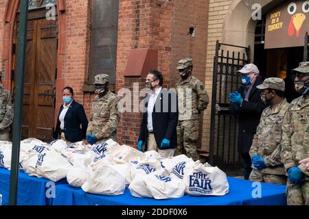 New York, NY - 24. November 2020: Gouverneur Andrew Cuomo hilft bei der Verteilung der türkei mit den Nationalgarden bei NY Common Pantry Stockfoto