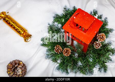 Weihnachtskranz und rote Taschenlampe auf weißem Hintergrund konzeptionelles Treffen, Happy New Year Grüße. Hochwertige Fotos Stockfoto