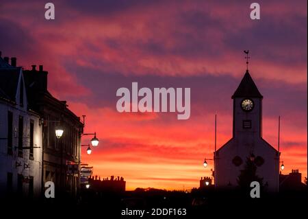 November 2020. Lauder, Scottish Borders. Schottland, Großbritannien. Ein atemberaubender Sonnenaufgang am Montagmorgen beginnt die Woche in der Grenzstadt Lauder. Bild sh Stockfoto