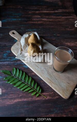 Beliebte indische Snacks Samosa und Chai oder Tee Stockfoto