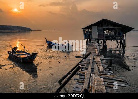 Zwei Boote strandeten am Dove Jetty Stockfoto