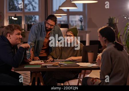 Gruppe von Geschäftsleuten, die am Tisch sitzen und planen Arbeiten Sie im Büro im Team zusammen Stockfoto