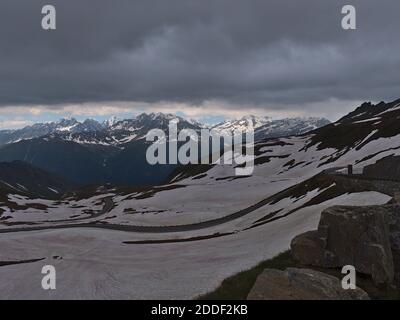 Schöne Panoramasicht auf den berühmten kurvigen Pass Großglockner Hochalpenstraße in den Alpen, Österreich im Frühsommer mit schneebedeckten Bergen. Stockfoto