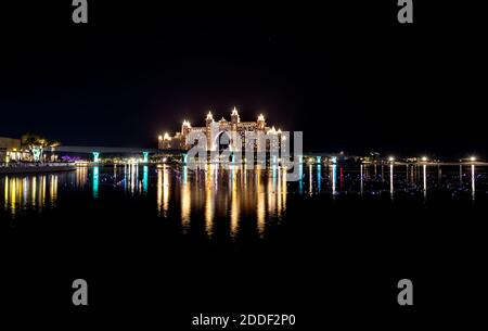 Blick auf das Atlantis Hotel mit buntem Blick auf das Wasser von der Pointe Palm Jumeirah. Dubai - VAE. november 2020. Stockfoto