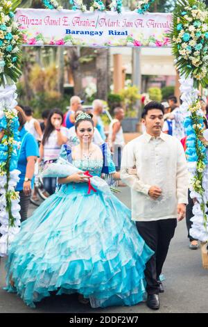 Der Santacruzan, ein religiös-histokaler Festzug, der im Mai auf den Philippinen zum Gedenken an den Fund des heiligen Kreuzes gefeiert wurde Stockfoto