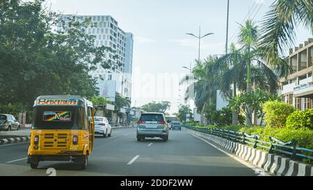 Minimaler Verkehr auf Old Mahabalipuram Road in Chennai an einem Sonntagabend. Stockfoto