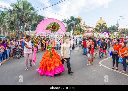 Der Santacruzan, ein religiös-histokaler Festzug, der im Mai auf den Philippinen zum Gedenken an den Fund des heiligen Kreuzes gefeiert wurde Stockfoto