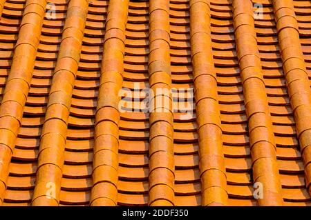 Ein perspektivischer Blick auf Reihen von alten rustikalen Terrakotta-Dachziegeln typisch für die auf älteren traditionellen Gebäuden in Asien und dem Mittelmeer gefunden. Stockfoto