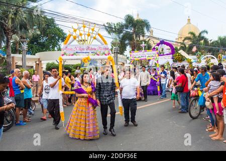 Der Santacruzan, ein religiös-histokaler Festzug, der im Mai auf den Philippinen zum Gedenken an den Fund des heiligen Kreuzes gefeiert wurde Stockfoto