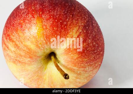 apfel von vorne mit vielen kleinen Wassertropfen Stockfoto