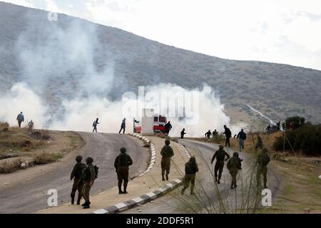 24. November 2020: Tubas, Palästina. 24. November 2020. Israelische Truppen treffen am Tayasir-Checkpoint im nördlichen Jordantal in der Nähe der Stadt Tubas im Westjordanland auf palästinensische Demonstranten. Palästinenser protestierten gegen die 30 israelischen Siedlungen im Jordantal und den kontinuierlichen Bau illegaler israelischer Außenposten in der Gegend auf Kosten von palästinensischem Land. Sie waren auch gegen Israels Plan der Annexion des Jordantals. Das Jordantal umfasst etwa ein Drittel des Westjordanlandes, das seit dem arabisch-israelischen Krieg von Israel trotz des c 1967 besetzt ist Stockfoto