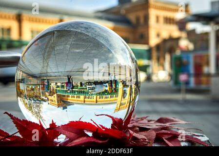 Hannover, 6. November 2020: Blick durch eine Glaskugel auf den Eingangsbereich des Hauptbahnhofs der Stadt Hannover Stockfoto