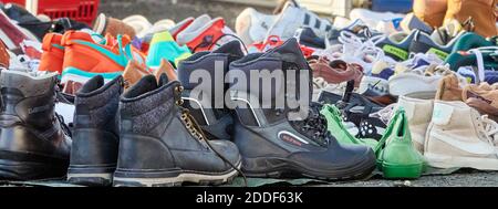 Braunschweig, 11. Januar 2020: Verkaufsstand mit ausgestellten Gebrauchtschuhen auf einem Flohmarkt Stockfoto