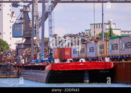 Braunschweig, 28. Juli 2020: Verladung eines Frachtschiffes mit Schrott im Binnenhafen am Kanal Stockfoto