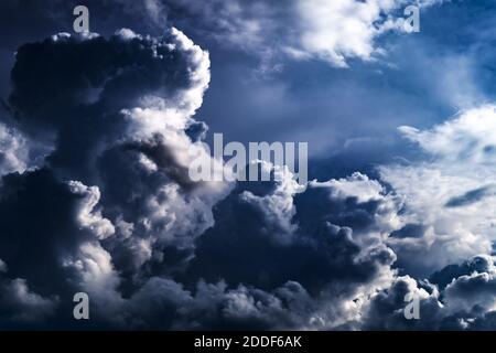 Düstere und dramatische Gewitterwolken Bereich Hintergrund Stockfoto