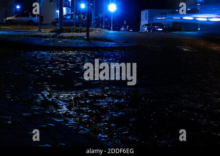 Gruseliges Licht auf einer Straße in einer Nachtstadt. Stockfoto