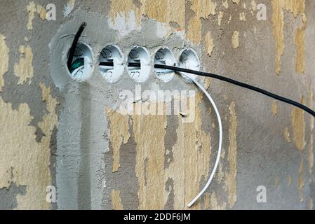 Neue Steckdosen an der Wand. Stockfoto