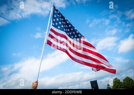 KANSAS CITY, KS, USA - 22. September 2019 - EIN Unterstützer von Joe Biden schwenkt bei seinem Besuch eine US-Flagge, um einen UAW (United Allied Workers Strike in Ka Stockfoto