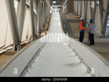 Peking, China. September 2020. Das am 27. September 2020 aufgenommene Foto zeigt die Strecke des National Sliding Center in der Yanqing Zone für die Olympischen Winterspiele 2022 in Peking, Peking, der Hauptstadt Chinas. Quelle: Zhang Chenlin/Xinhua/Alamy Live News Stockfoto