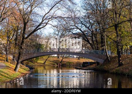 Fußgängerbrücke im Herbst über den Rigaer Kanal bei Bastejkalns, Lettland Stockfoto