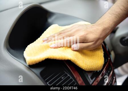 Ein Mann Hand Reinigung Auto Innenraum mit Mikrofaser Tuch - Car Detaillierung und Valeting Konzept Stockfoto