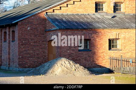 Ein altes Gebäude mit kleinen Fenstern und roten Ziegelwänden Stockfoto