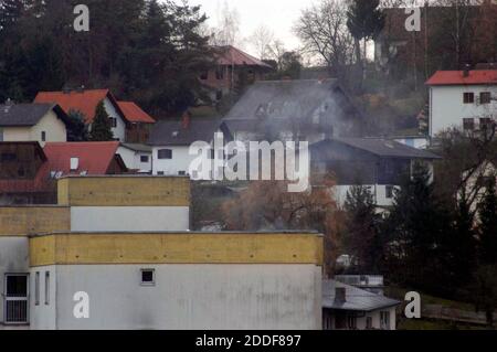 Luftverschmutzung durch Hausbrand, Rauchwolke in einem Dorf Stockfoto